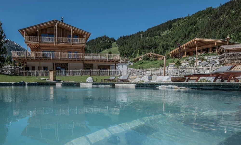 pool_chaletdorf_benglerwald_lech-travelpearls Luxus Chaletdorf
