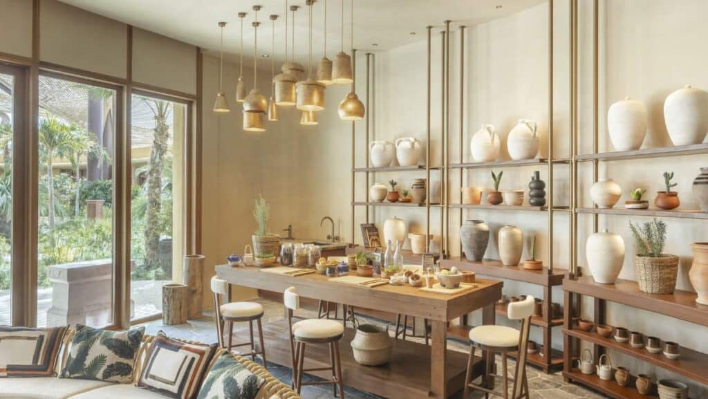 Im Earth Lab des Resorts werden Besucher dazu angeregt, durch interaktive Workshops, die auf lokalen Traditionen wie Henna-Malerei und Sadu-Weberei basieren, in die Geheimnisse der Nachhaltigkeit einzutauchen.