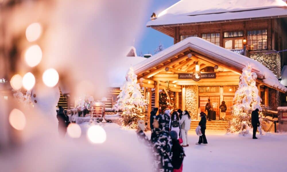 Europas Weihnachtsmärkte| Zentralplatz des Weihnachtsmanndorfes in Rovaniemi, Lappland, Finnland
