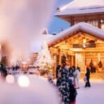 Europas Weihnachtsmärkte| Zentralplatz des Weihnachtsmanndorfes in Rovaniemi, Lappland, Finnland