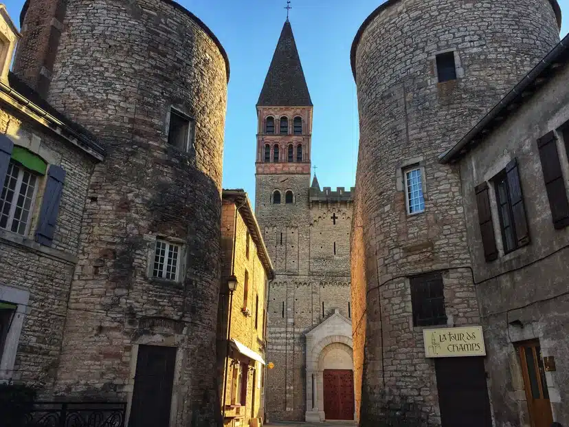 Abtei zwischen 2 Türmen © P. Dubuis