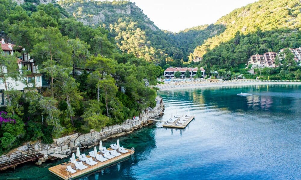 Luxus Hotel Traumurlaub Bucht Liegeflächen Meer Wald © Hillside Beach Club