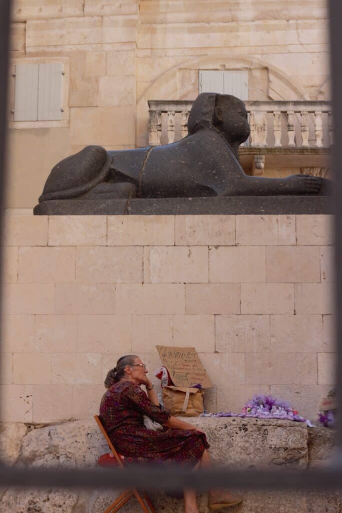Auf dem Hauptplatz des Palastes können Sie eine mehr als 3000 Jahre alte Sphinx bestaunen Urlaub Ferien Split Kroatien