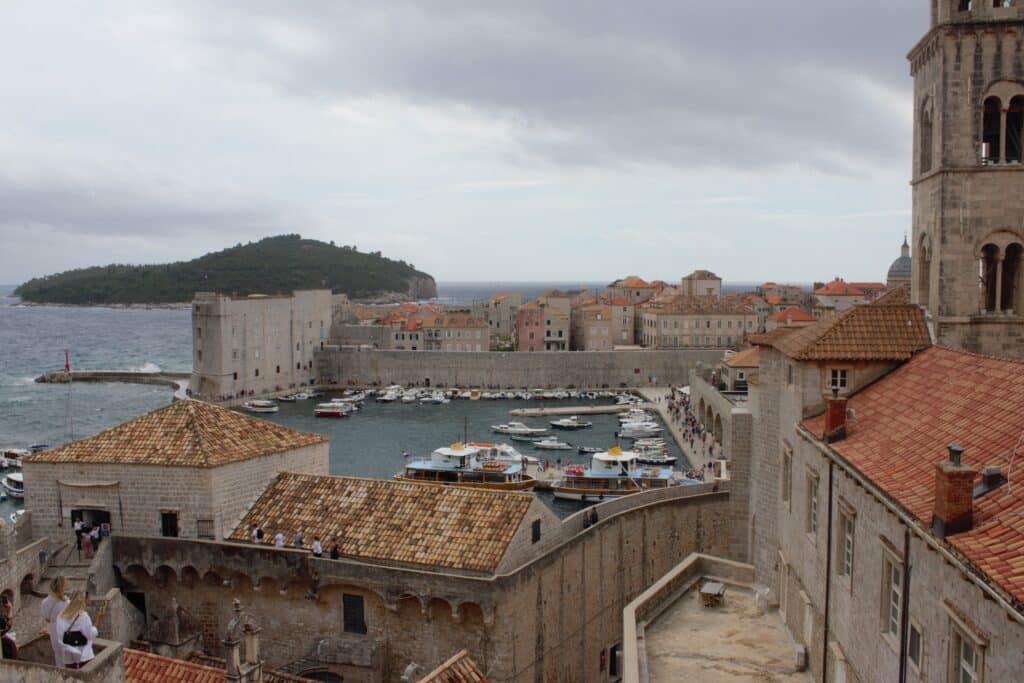 Blick von der Stadtmauer auf den Hafen und die Insel Lokrum © Maren Einfeldt