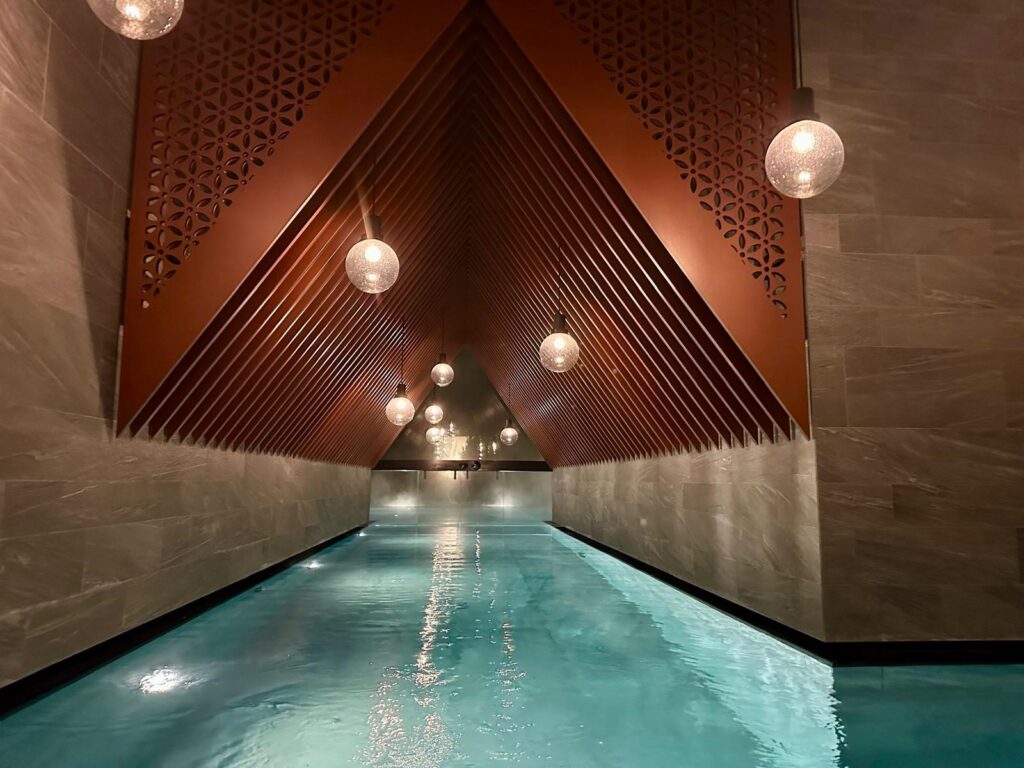 AMRAI SUITES Pool im Spabereich