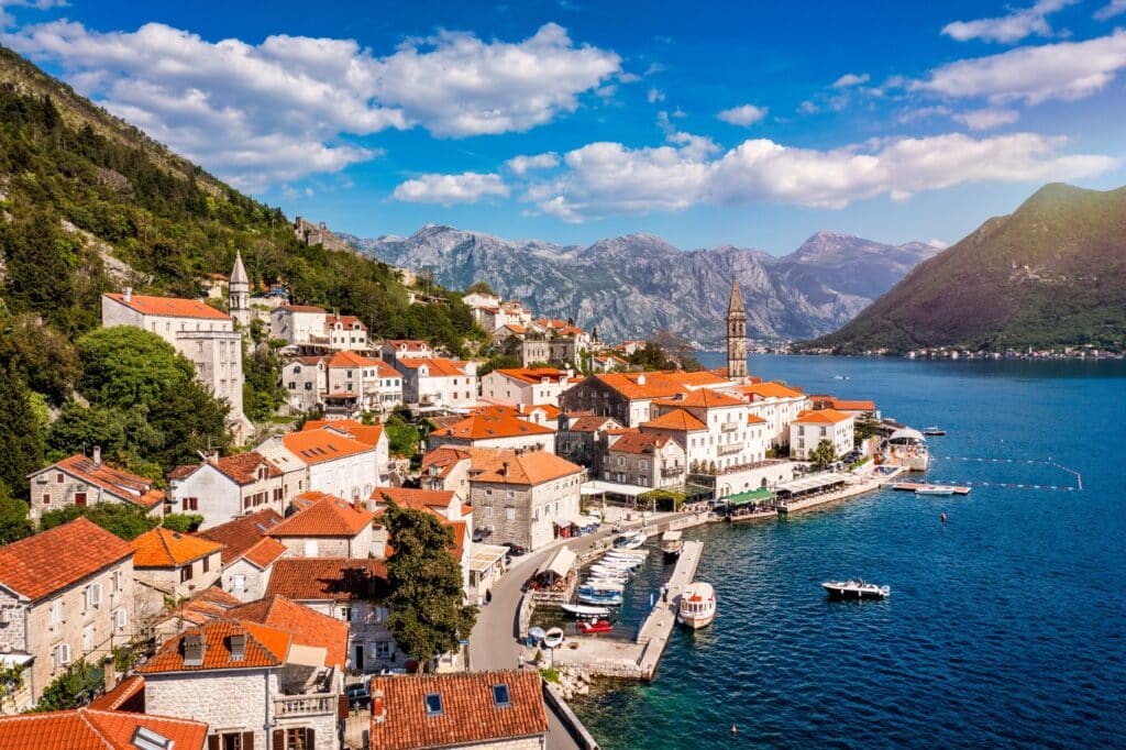 Blick auf die Kotor Bucht in Montenegro, Geheimtipps für Traumorte am Mittelmeer