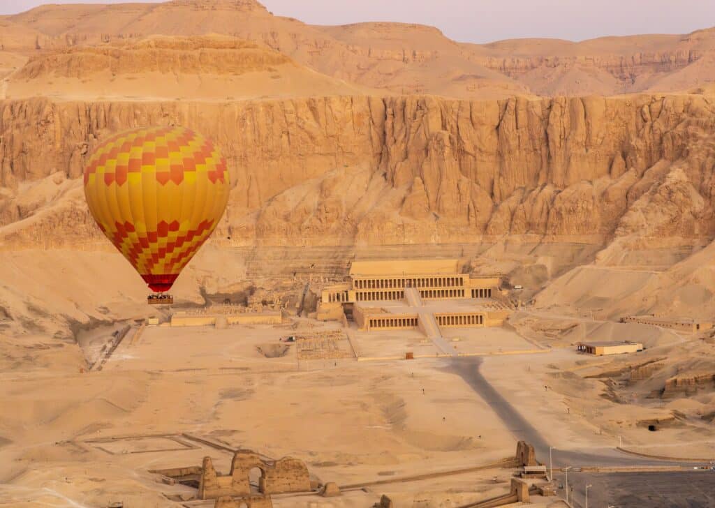 Heißluftbalölon über dem Tempel der Hatschepsut