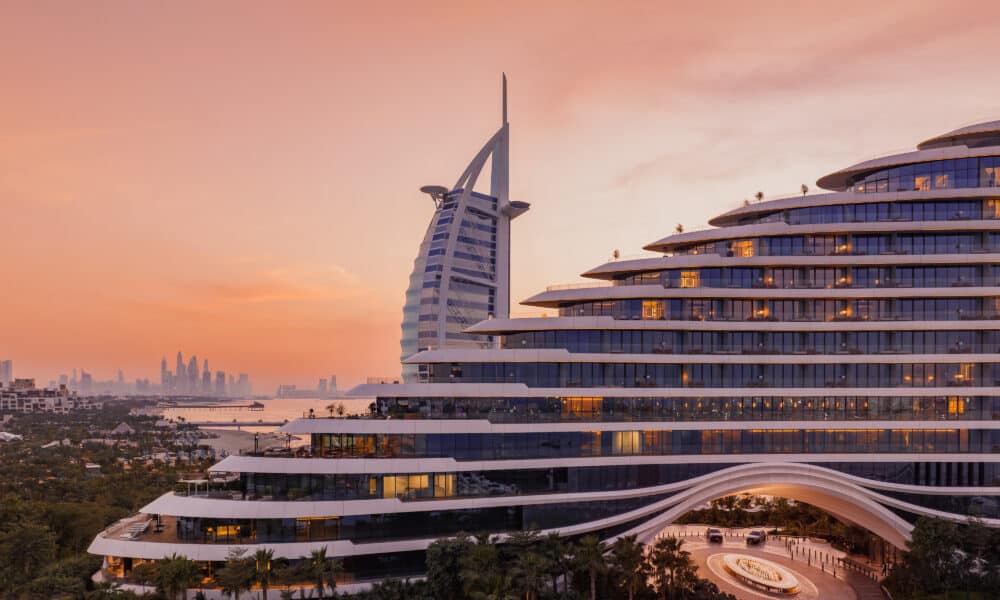 Jumeirah Marsa Al Arab Dubai Luxushotel mit Superyacht-Design am Arabischen Golf, Außenansicht bei Sonnenuntergang mit Marina und Burj Al Arab im Hintergrund