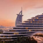 Jumeirah Marsa Al Arab Dubai Luxushotel mit Superyacht-Design am Arabischen Golf, Außenansicht bei Sonnenuntergang mit Marina und Burj Al Arab im Hintergrund