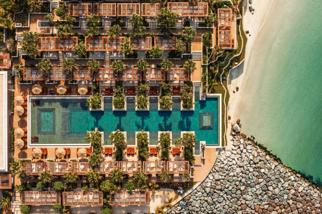 Vogelperspektive der luxuriösen Poolanlage mit Cabanas und privatem Strandzugang im Jumeirah Marsa Al Arab Dubai