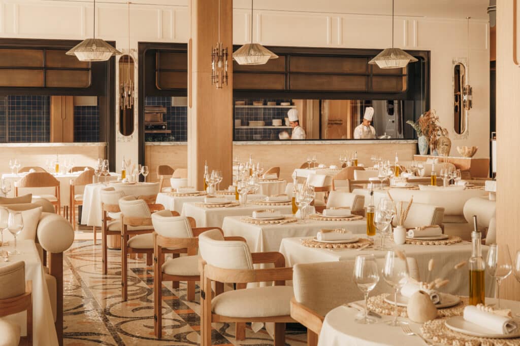 Elegantes Restaurant mit offener Showküche und zeitgenössischem Design im Jumeirah Marsa Al Arab