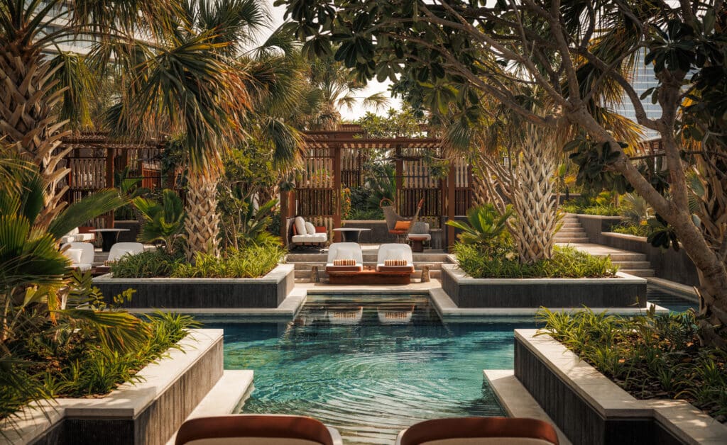 Exklusive Pool-Villa mit Cabana und üppiger Palmen-Bepflanzung im Jumeirah Marsa Al Arab Dubai