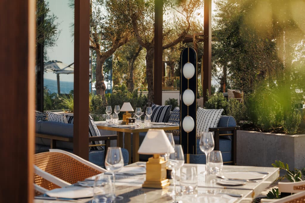 Mediterrane Restaurant-Terrasse mit Olivenbäumen und Blick auf den Arabischen Golf im Jumeirah Marsa Al Arab