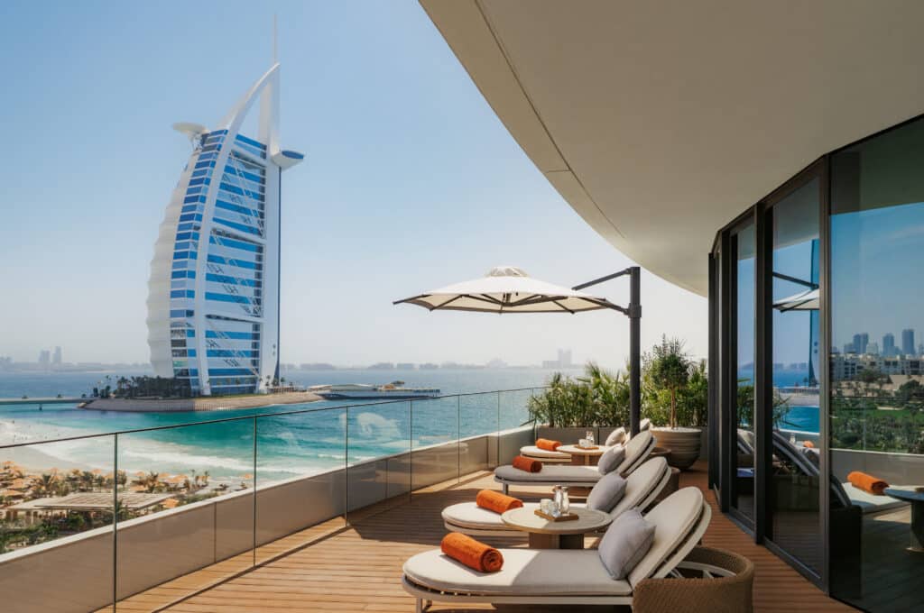 Private Terrasse mit Sonnenliegen und Blick auf Burj Al Arab im Jumeirah Marsa Al Arab Dubai