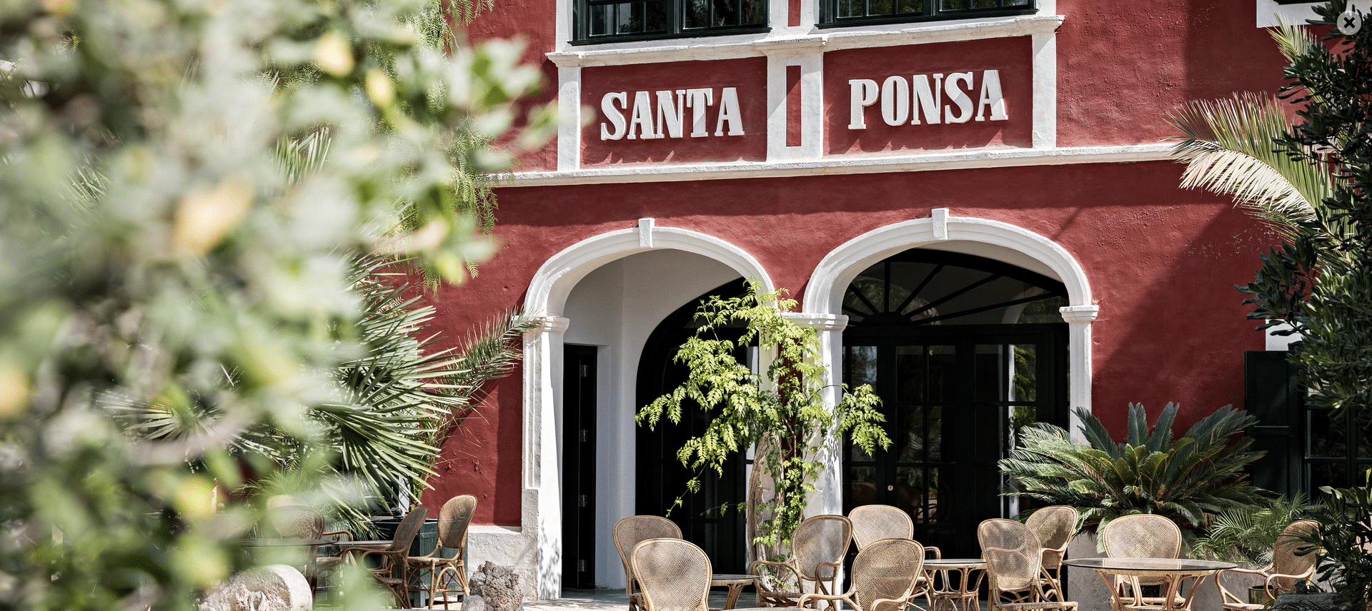 Chōju-Retreat auf Menorca. Santa Ponsa Restaurant mit Terrassenbestuhlung und mediterraner Architektur auf Menorca
