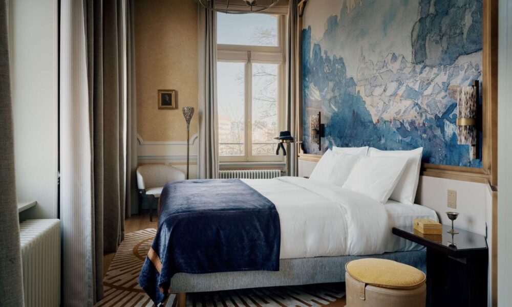 Luxuriöse Suite Villa Pétrusse Luxembourg - Elegantes Zimmer mit Parkblick und historischem Design von Tristan Auer