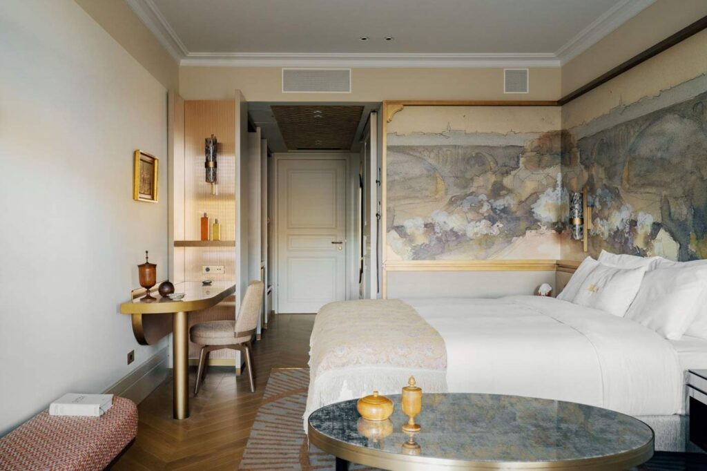 Luxuriöse Suite Villa Pétrusse Luxembourg - Elegantes Zimmer mit Parkblick und historischem Design von Tristan Auer