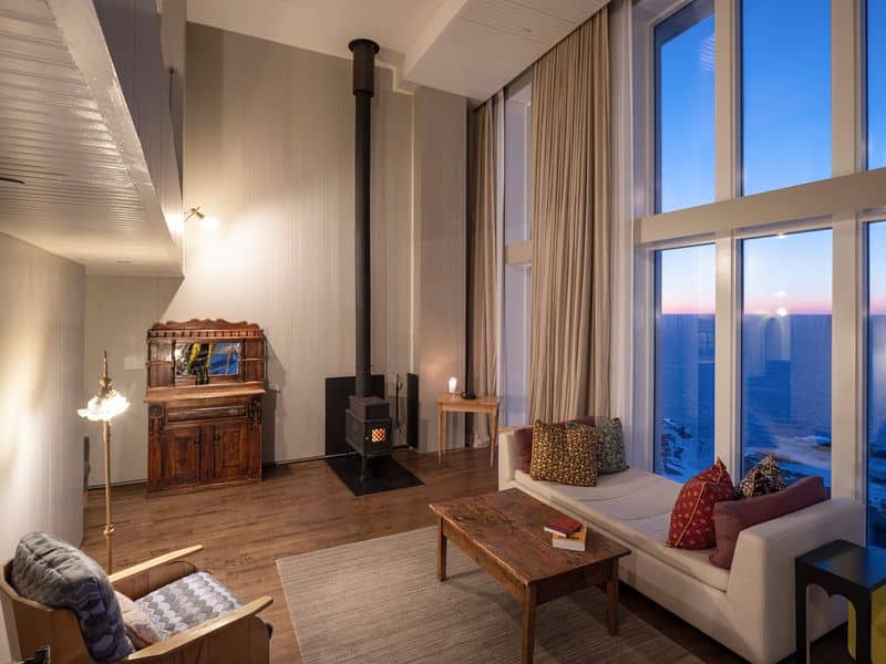 Fogo Island Inn Suite Wohnbereich Kamin Meerblick Panoramafenster Luxuszimmer Neufundland Interieur Design
