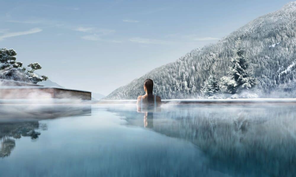 Infinity Pool Winter Bergpanorama Schnee Wellness Luxus Spa Alpen dampfendes Wasser Lefay Resorts