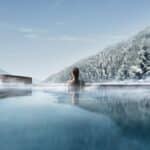 Infinity Pool Winter Bergpanorama Schnee Wellness Luxus Spa Alpen dampfendes Wasser Lefay Resorts
