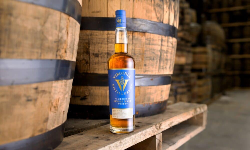 Inmitten von Reifefässern präsentiert sich der VDC Blue Ridge Toasted Barrel Finish der Virginia Distillery Company, der als Amerikas bester Single Malt Whisky ausgezeichnet wurde.