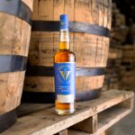 Inmitten von Reifefässern präsentiert sich der VDC Blue Ridge Toasted Barrel Finish der Virginia Distillery Company, der als Amerikas bester Single Malt Whisky ausgezeichnet wurde.