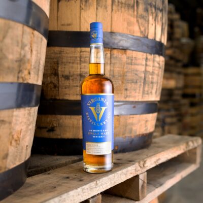 Inmitten von Reifefässern präsentiert sich der VDC Blue Ridge Toasted Barrel Finish der Virginia Distillery Company, der als Amerikas bester Single Malt Whisky ausgezeichnet wurde.