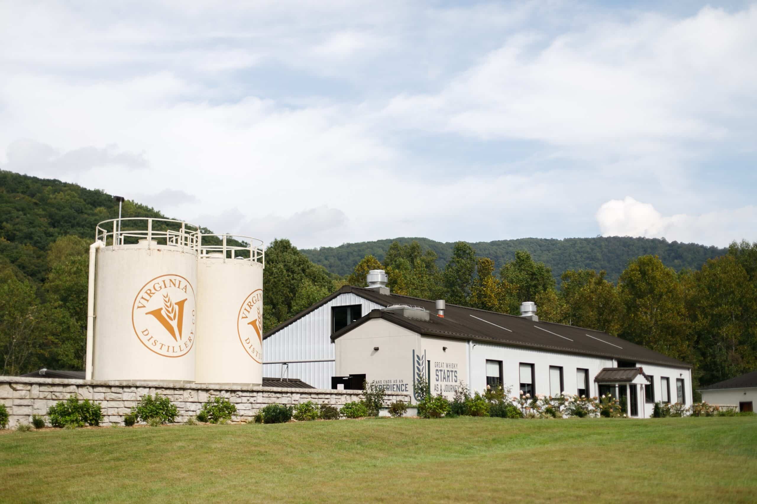 Die Virginia Distillery Company, Heimat von Amerikas bestem Single Malt Whisky, praesentiert ihre charakteristischen Destillationstanks und das einladende Gebaeude inmitten der gruenen Landschaft Virginias.