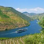 Die Emerald Nova gleitet majestetisch durch die von Weinbergen gesaeumten Terrassen des Douro-Tals und verspricht eine unvergessliche Flusskreuzfahrt.