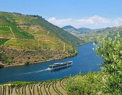 Die Emerald Nova gleitet majestetisch durch die von Weinbergen gesaeumten Terrassen des Douro-Tals und verspricht eine unvergessliche Flusskreuzfahrt.
