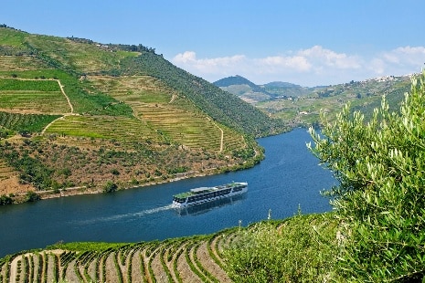 Die Emerald Nova gleitet majestetisch durch die von Weinbergen gesaeumten Terrassen des Douro-Tals und verspricht eine unvergessliche Flusskreuzfahrt.