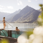 Im Infinity-Sole-Pool des Adults-Only VistaSpa im Hotel Hohenwart in Schenna geniesst ein Paar die atemberaubende Bergkulisse des Meraner Landes.