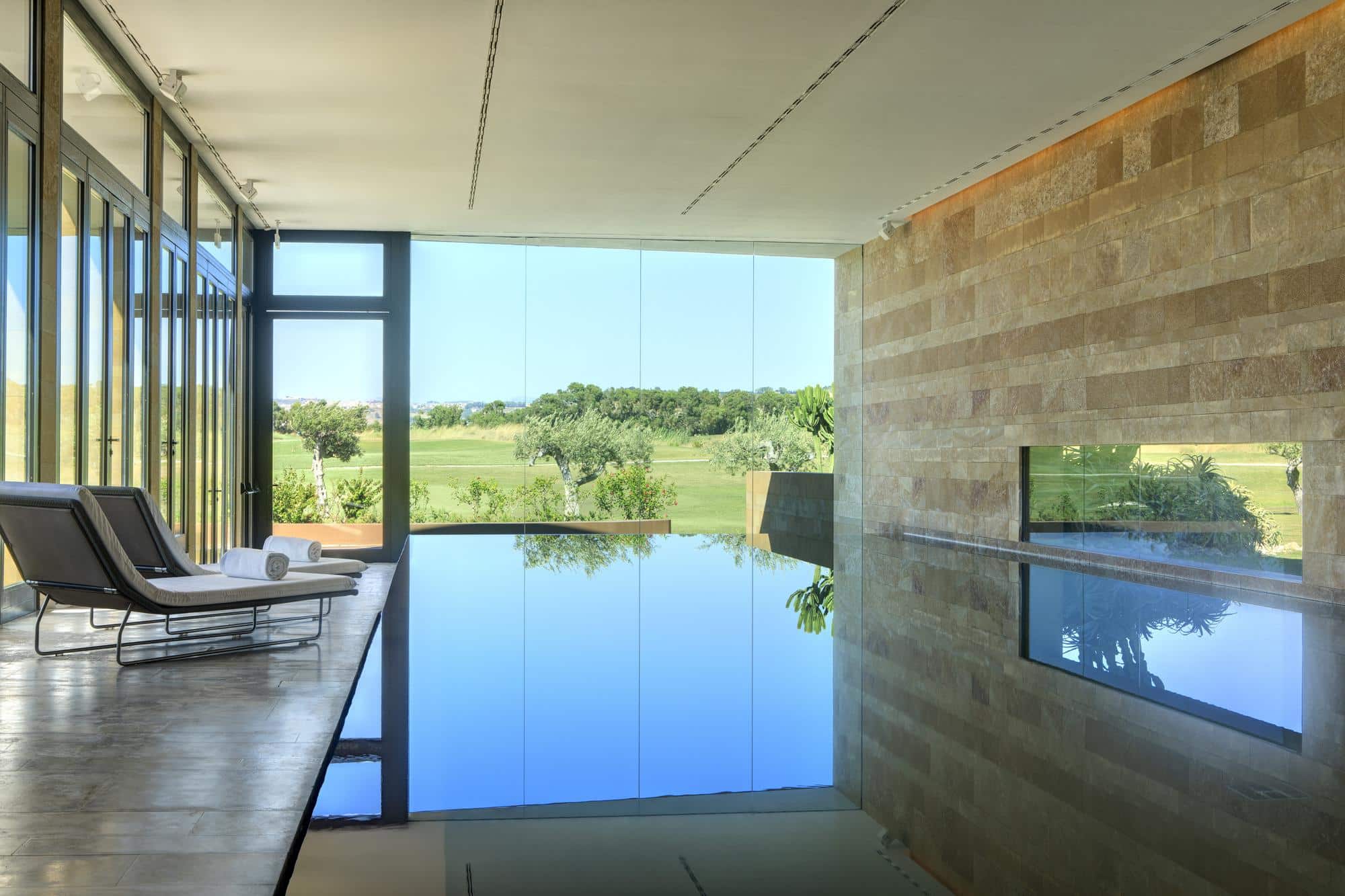 Unter der Sonne Siziliens finden Gaeste des Verdura Resorts beim achtsamen Stretching vor der malerischen Kulisse des Meeres zu innerer Ruhe, ganz im Sinne des Blue Zone Living.