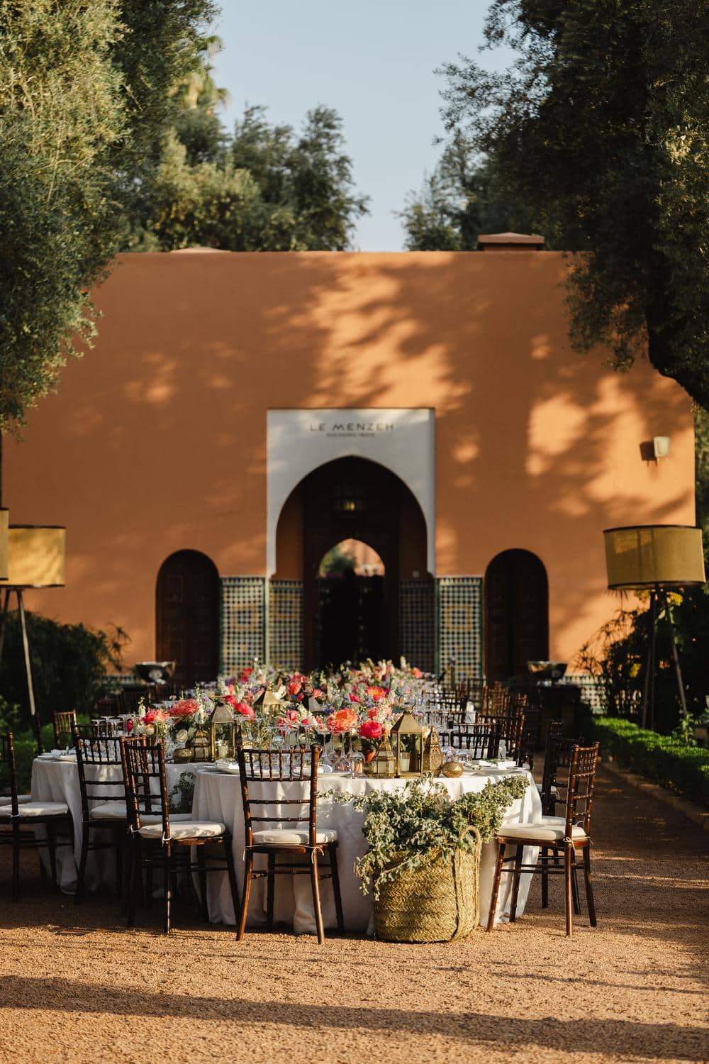 Vor der markanten Architektur des Le Menzeh im La Mamounia verzaubert ein festlich geschmuckter Tisch mit uberschwanglichen Blumen und warmem Kerzenschein.