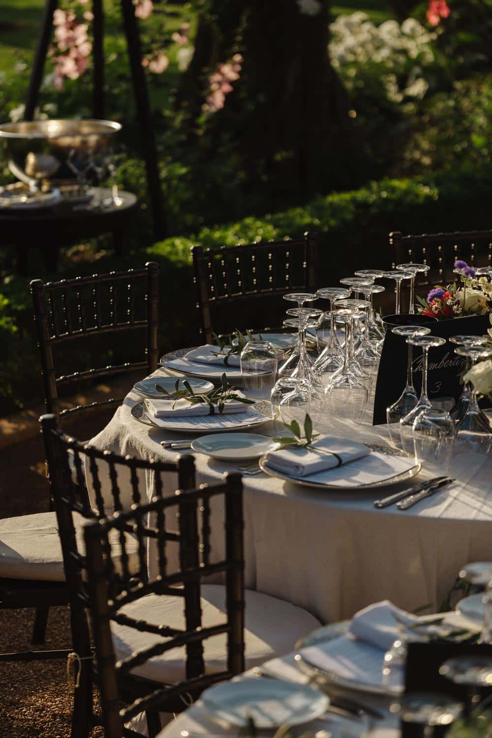 Makellos gedeckt mit funkelnden Glasern und zarten Olivenzweigen, erwartet ein Tisch im La Mamounia unter der warmen Abendsonne seine Gaste.