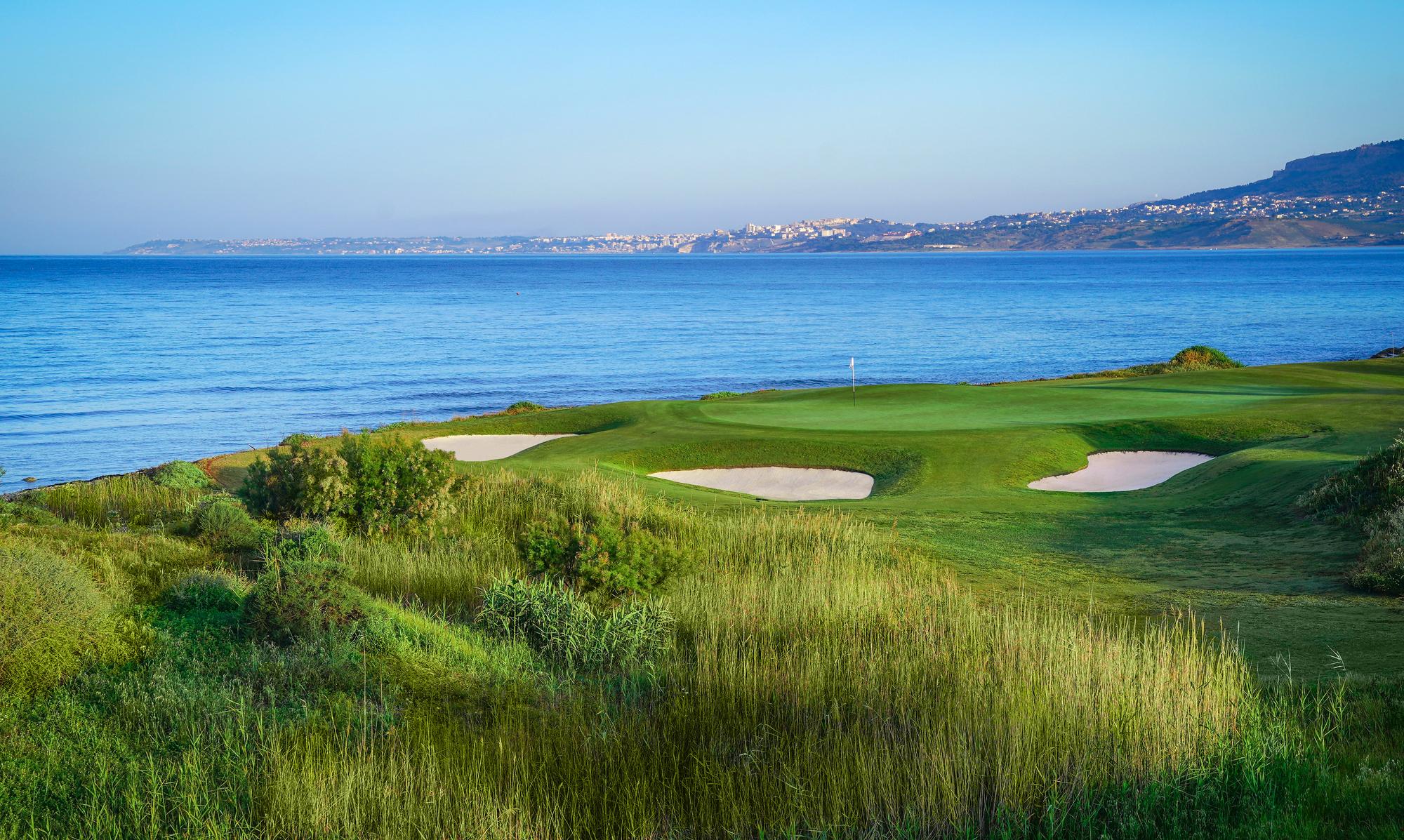 Ein Teller voller Sonnenschein: Mit einem zufriedenen Lächeln geniesst sie die frische Essenz des Blue Zone Living im idyllischen Verdura Resort.