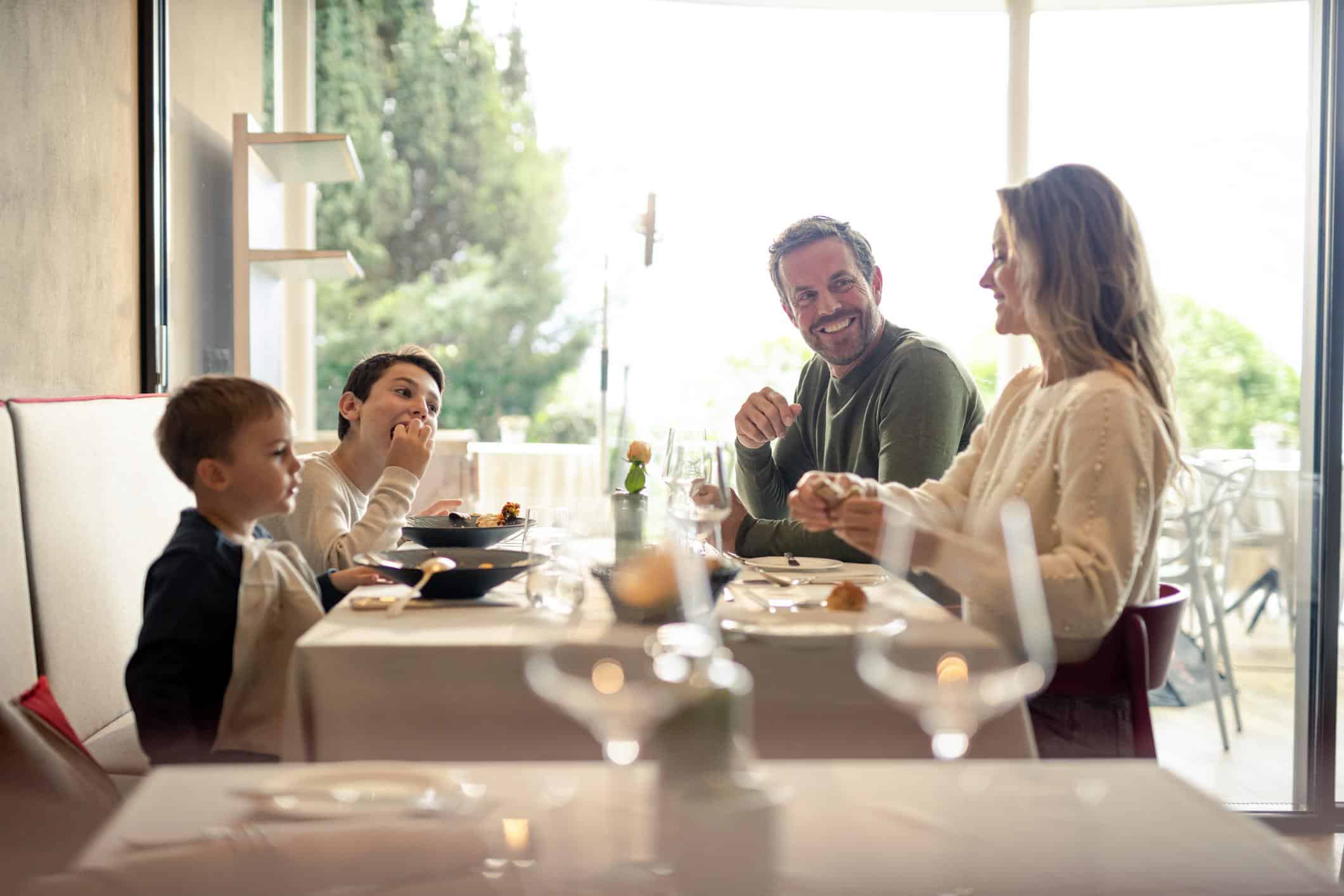 Umgeben von der majestatischen Sudtiroler Alpenlandschaft geniessen Familien im Hotel Hohenwart in Schenna gemeinsame Augenblicke voller Entdeckung und Erholung.