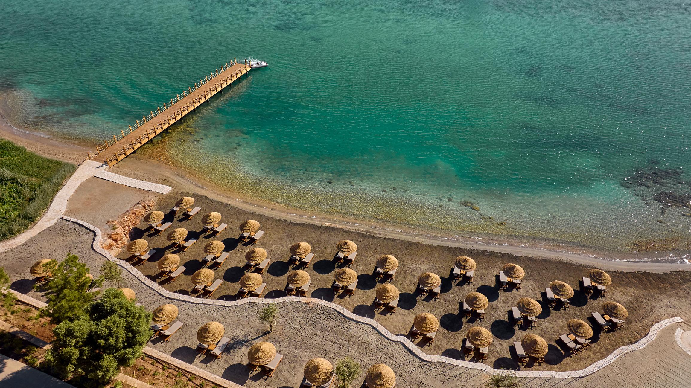 Entlang der turkischen Agais bietet die Anda Barut Collection auf der Delice Peninsula mit ihrem langen Steg und den einladenden Sonnenschirmen am glitzernden Meer eine perfekte Kulisse fur erholsame Momente.
