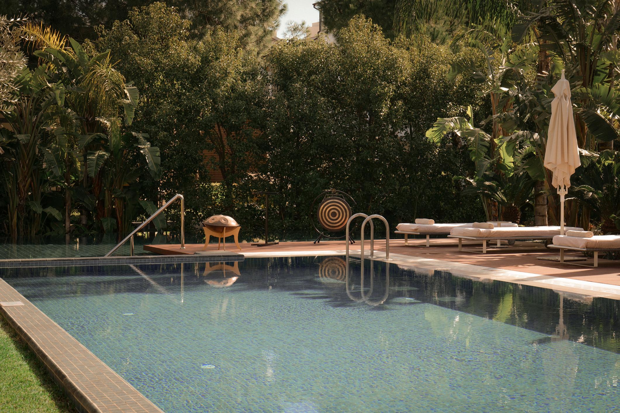 Inmitten tropischer Pracht verheisst dieser Poolbereich der Barut Hotels, ausgestattet mit Klanginstrumenten, erholsame Momente bei den Longevity Experiences 2026.