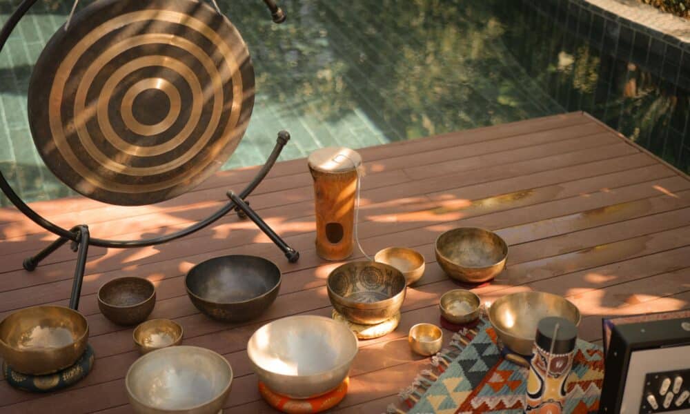 Die Barut Longevity Experiences bieten am Pool eine faszinierende Anordnung von Gongs und Klangschalen, die zu tiefen Sound Healing Zeremonien einladt.