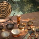 Die Barut Longevity Experiences bieten am Pool eine faszinierende Anordnung von Gongs und Klangschalen, die zu tiefen Sound Healing Zeremonien einladt.
