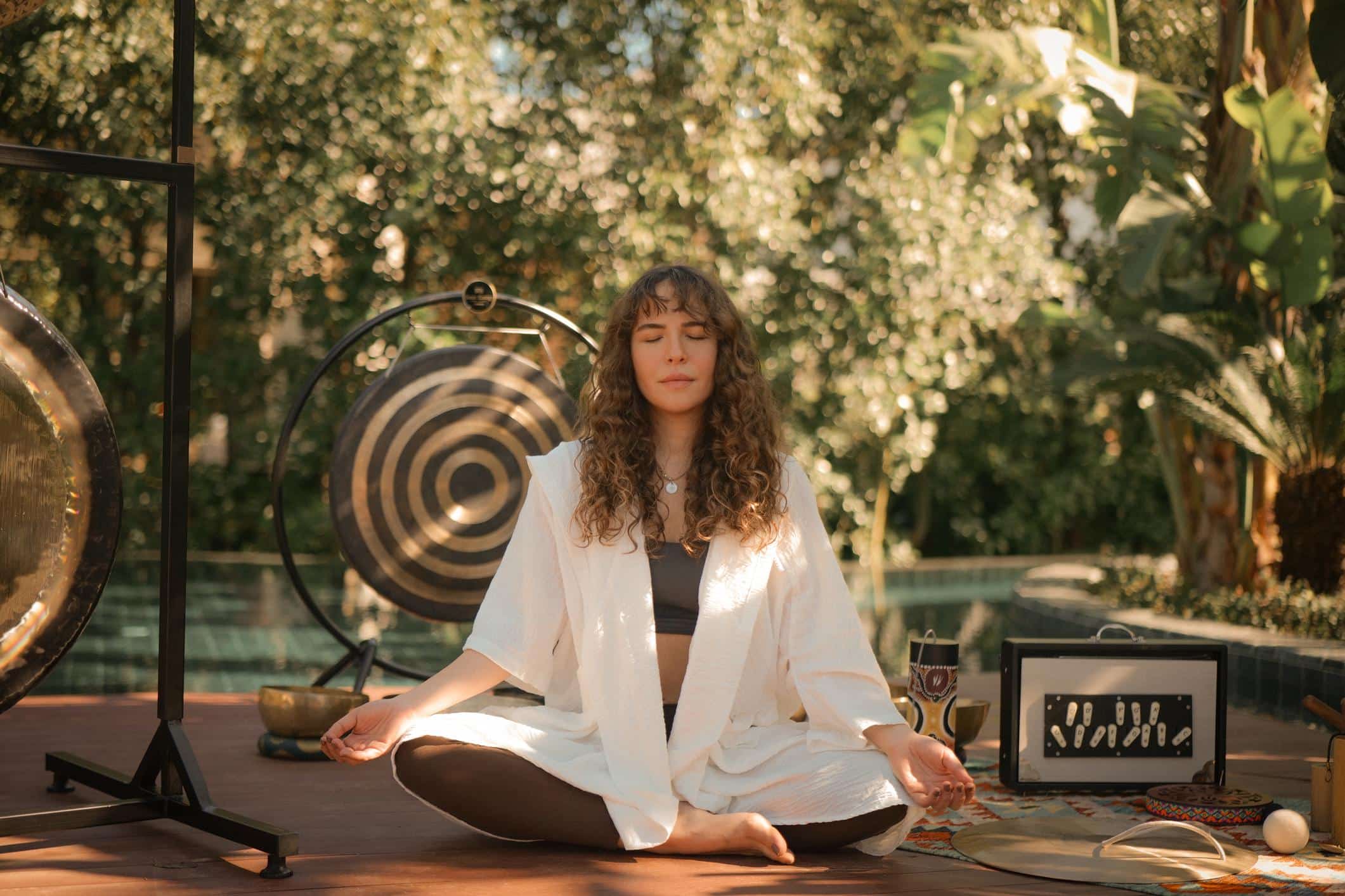 Eine Teilnehmerin findet innere Ruhe und Balance bei einer Sound-Healing-Meditation im Rahmen der Barut Longevity Experiences, umgeben von der naturlichen Schonheit der turkischen Kuste.