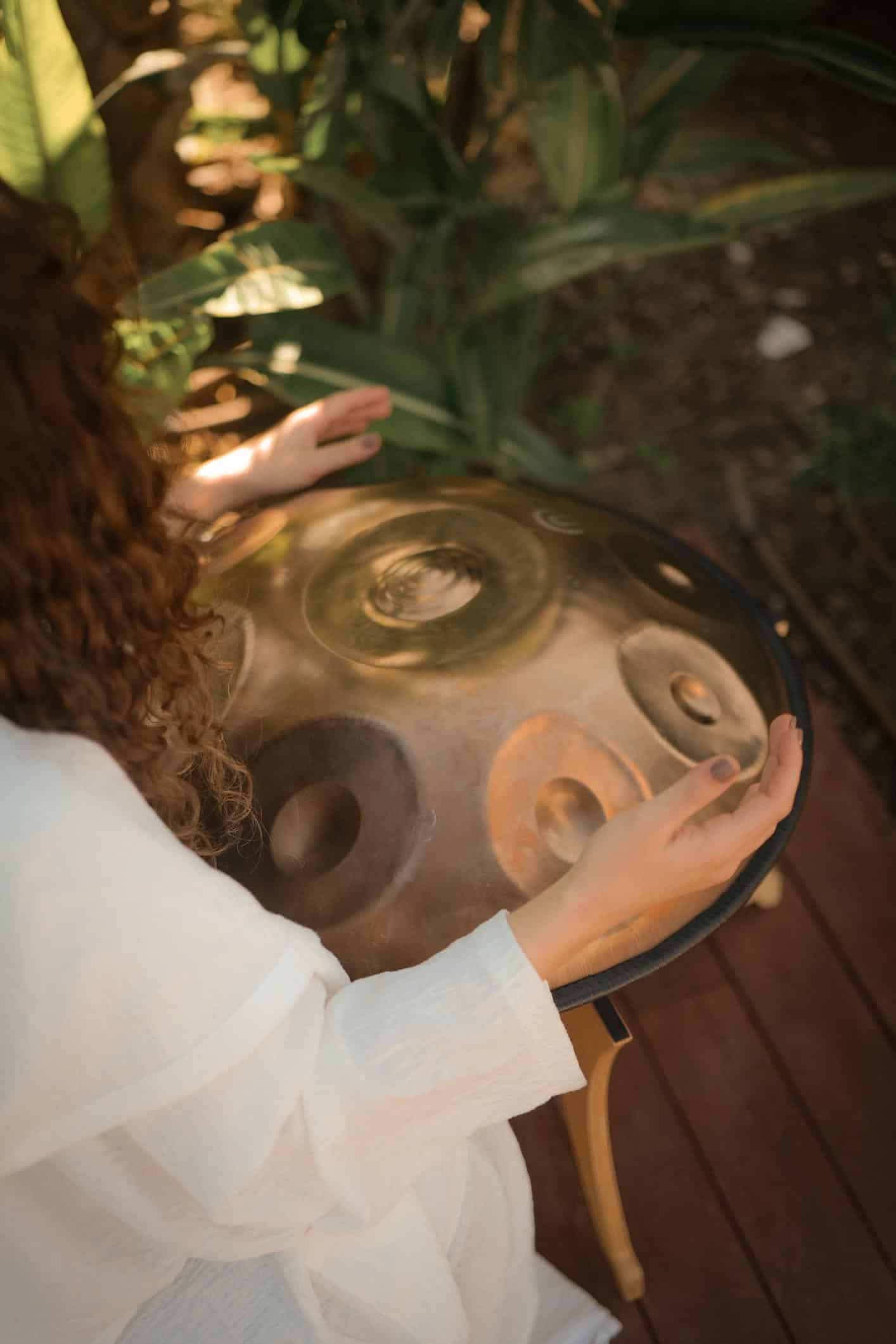 Die beruhigenden Klaenge einer Hang Drum laden bei den Barut Longevity Experiences zur tiefen Entspannung und Neuausrichtung ein.