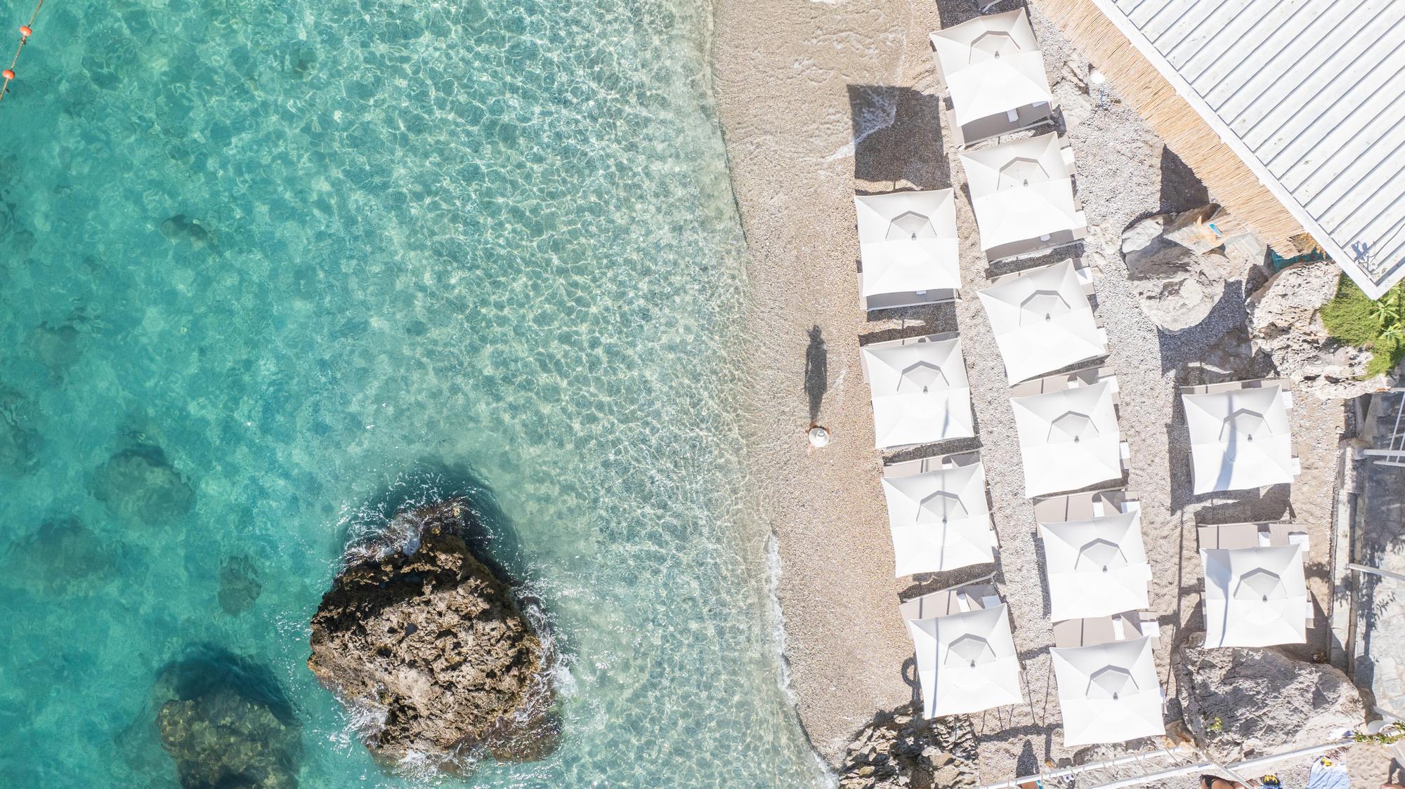 Inmitten des eleganten Ambientes des neuen Casa Tua Restaurants im Hotel La Palma auf Capri lassen Gaste den Alltag bei vorzuglichen Speisen und angeregten Gesprachen hinter sich.