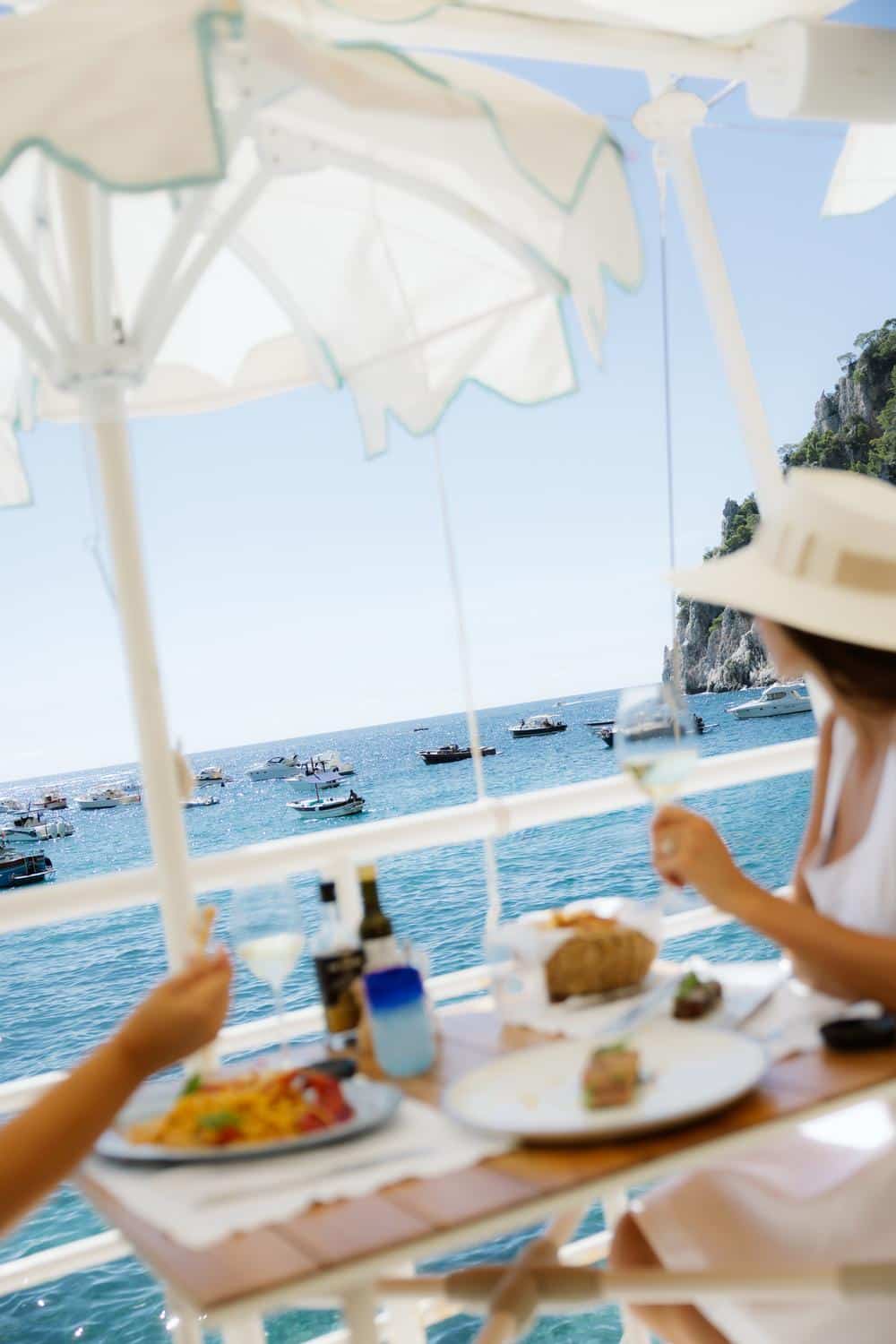 Umgeben von der zeitlosen Schonheit Capris prasentiert sich das ikonische Hotel La Palma als elegante Kulisse fur die mit Spannung erwartete Neueroffnung von Casa Tua, die zu ihren italienischen Wurzeln zuruckkehrt.