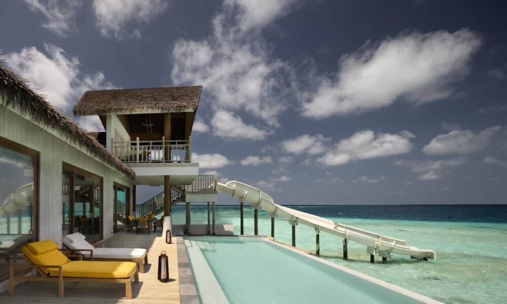 In dieser luxurioesen 900 qm Villa auf den Malediven fuehrt eine private Wasserrutsche direkt vom Pool in das kristallklare Meer.