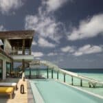 In dieser luxurioesen 900 qm Villa auf den Malediven fuehrt eine private Wasserrutsche direkt vom Pool in das kristallklare Meer.