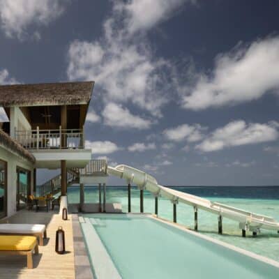 In dieser luxurioesen 900 qm Villa auf den Malediven fuehrt eine private Wasserrutsche direkt vom Pool in das kristallklare Meer.