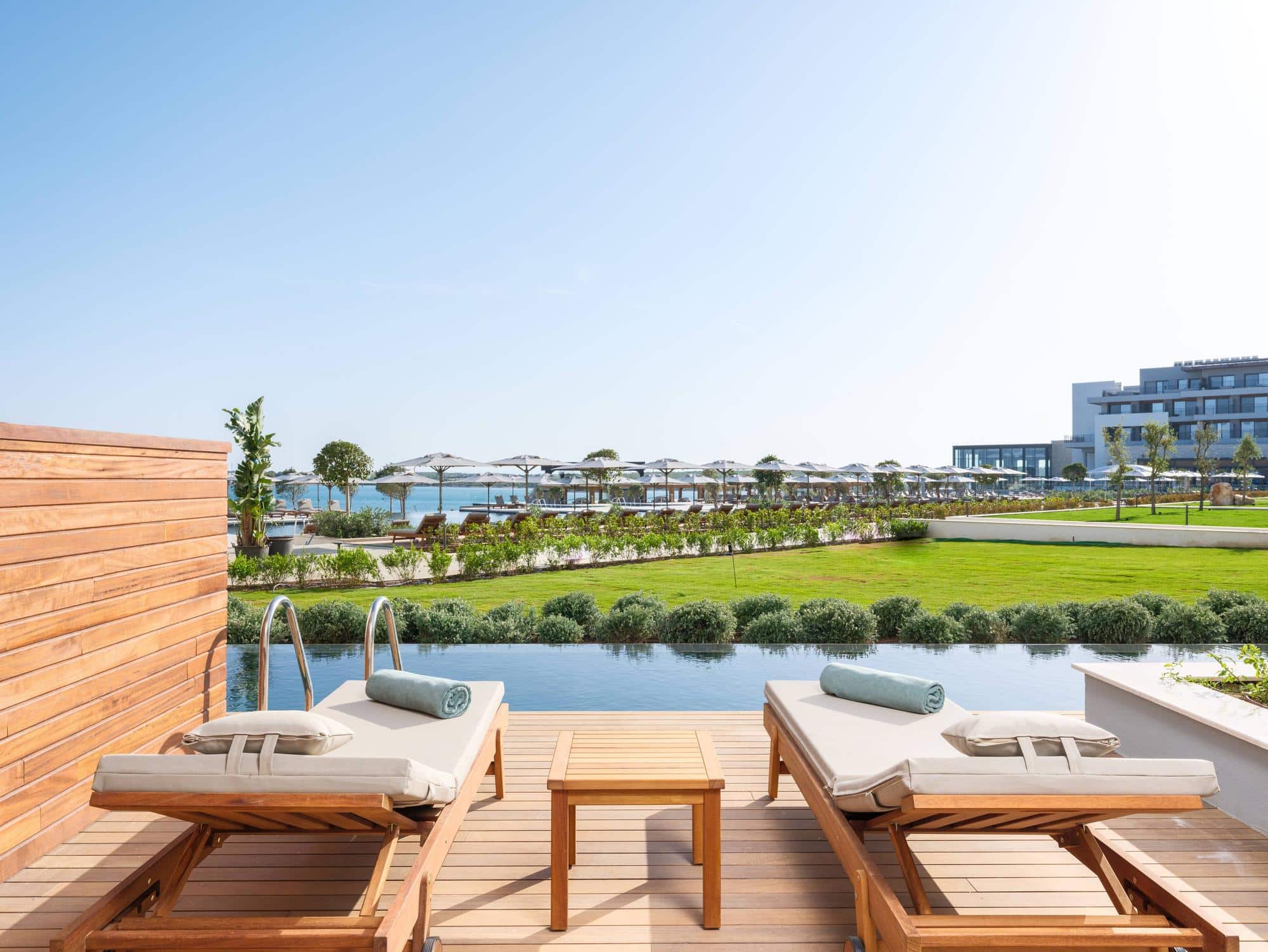 Die private Poolterrasse einer Barut Hotels Luxury Collection Residenz bietet mit ihren eleganten Liegen und dem weiten Blick auf das Meer einen idealen Rahmen fur erholsame Longevity Experiences.