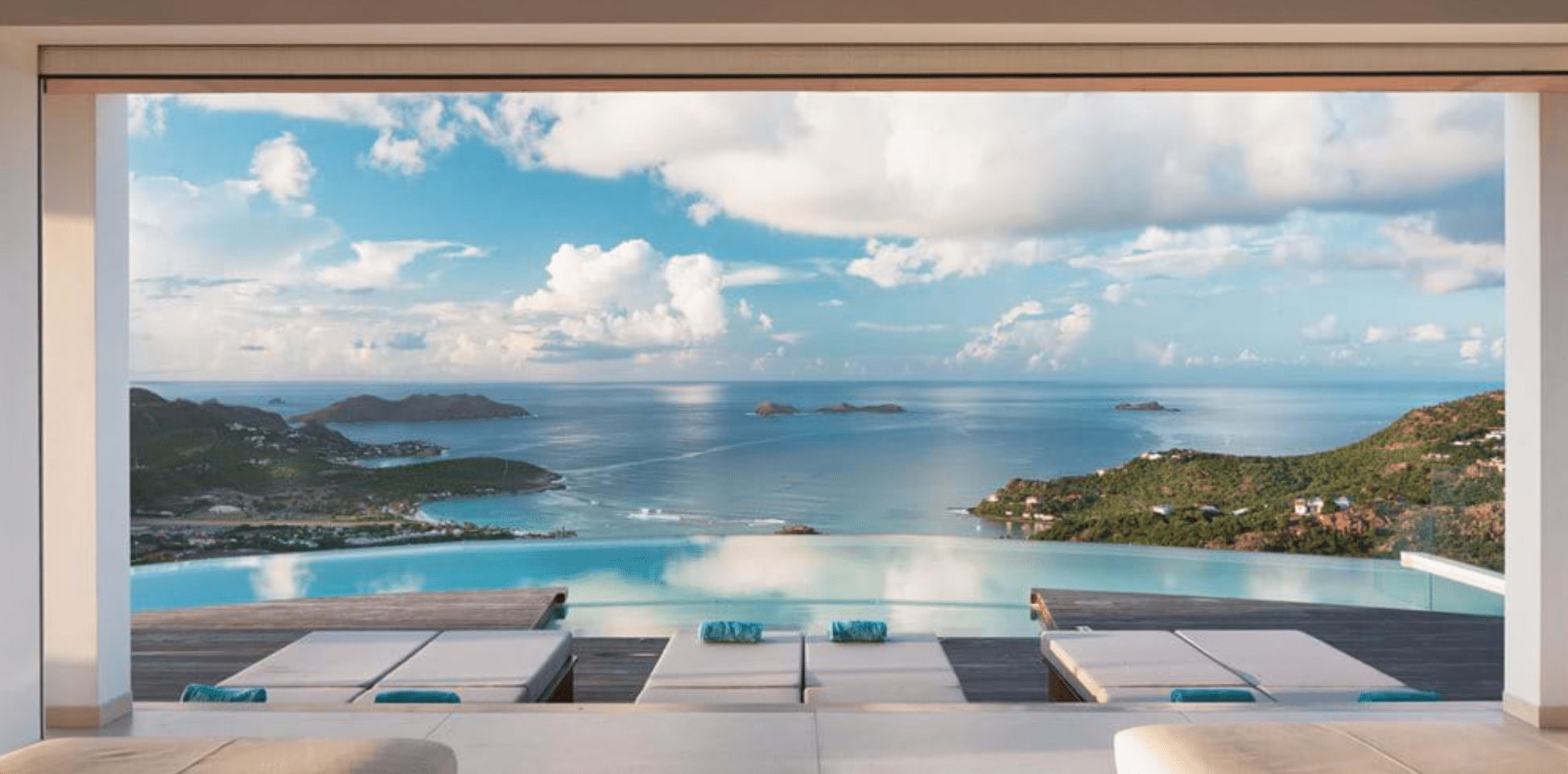 Ein Infinity-Pool bietet von einer luxuriösen Terrasse aus einen spektakulären Blick auf die Inseln und das weite Meer, wo sich Himmel und Wasser treffen.